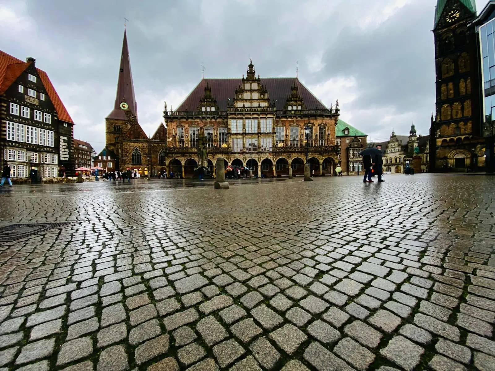 Das Bremer Rathaus am Marktplatz, davor nasses Kopfsteinpflaster