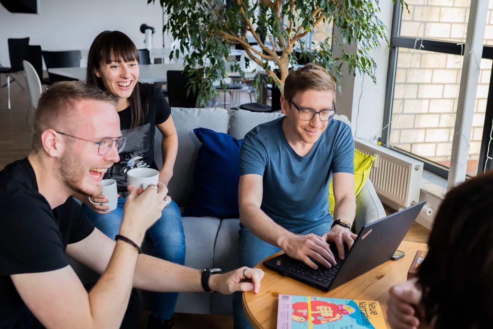 Kolleg:innen im Gespräch in der Bürolounge
